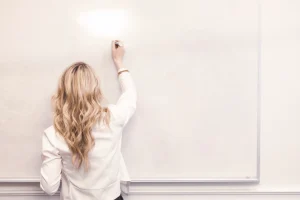 数字を確認しながら話し合う様子