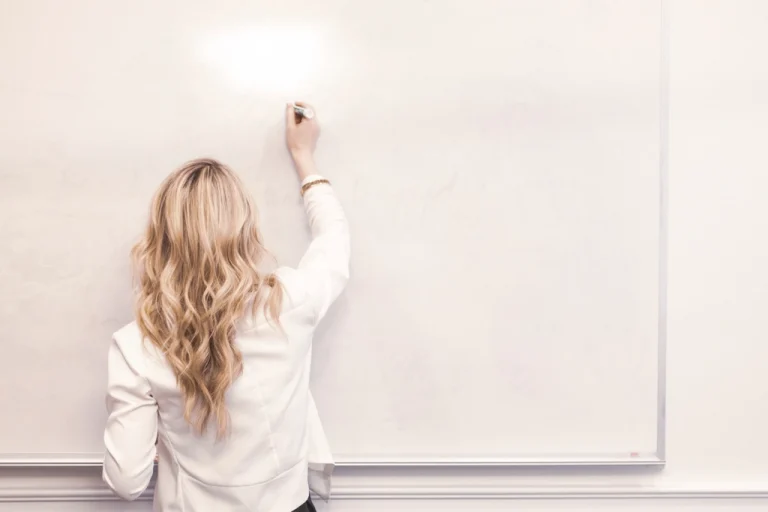 数字を確認しながら話し合う様子